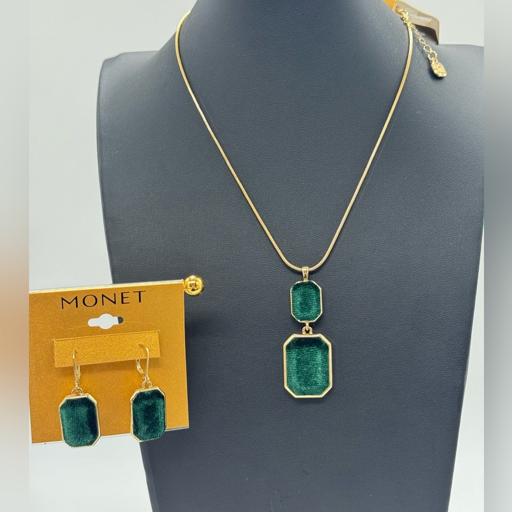 Monet Vintage Luxurious Emerald Green Velvet Pendant Necklace and Earring Set